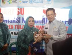 Pj Bupati dan Pj Ketua TP-PKK Tubaba Berikan Vaksin Polio Langsung Kepada Masyarakat