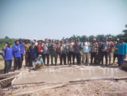 Polsek Tumijajar Melakukan Kegiatan Gotong-royong Bersama Warga