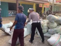 Respon Cepat, Satlantas Polres Tulang Bawang Barat Lakukan Evakuasi Mobil Terbalik di Jalan Poros Murni Jaya