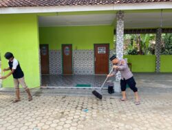 Bakti Sosial Religi, Polres Tulang Bawang Barat Bersihkan Tempat Ibadah di Panaragan Jaya