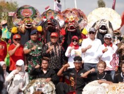 Asisten III Lepas Karnaval dan Pawai Budaya Dalam Rangka HUT RI Ke-79
