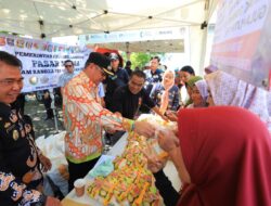 Ferli Yuledi Pj Bupati Tuba Hadiri Kegiatan Pasar Murah Bersubsidi