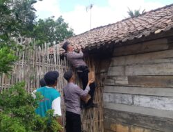 Polsek Tumijajar dan Polsek Tulang Bawang Tengah bersama Warga Gotong Royong Perbaiki Rumah Rusak Akibat Puting Beliung