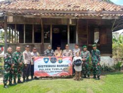 Sinergitas TNI-Polri Distribusikan Bantuan Sosial Kepada Masyarakat yang Terkena Musibah Angin Puting Beliung