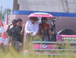 Ferli Yuledi Pj Bupati Tuba Hadiri Panen Raya Padi di Rawa Pitu