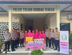 kapolsek TBT Beserta Pengurus Ranting Bhayangkari Bagikan Takjil
