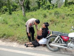 Sigap Menolong, Patroli Polsek Tulang Bawang Tengah Evakuasi Penumpang Motor Pingsan