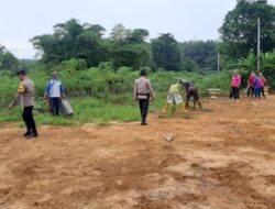 Kanit Binmas Polsek Lambu Kibang Bersama Warga Binaan Melaksanakan kegiatan Gotong Royong