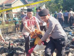 Puluhan Personel Polres Tulang Bawang Barat Gelar Bhakti Sosial, Bersihkan Puing-Puing Kebakaran di Tiyuh Panaragan