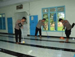 Sambut Hari Bhayangkara ke-79, Polres Tulang Bawang Barat Gelar Bakti Sosial Religi Bersihkan Tempat Ibadah di Panaragan Jaya