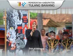 Ny. Herlinawati Qudrotul Saksikan Pertunjukan Seni Kuda Lumping dan Sapa Warga