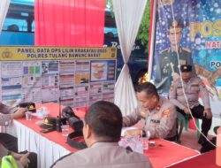 Kapolsek Tulang Bawang Tengah dan Kapolsek Tumijajar Bersama Ibu Ketua Bhayangkari Ranting Kunjungi Pospam Mulya Asri Berikan Bingkisan Kepada Personil Yang Bertugas