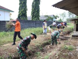 Danramil 426-02 Menggala Turun Langsung Gotong Royong Bersama Warga Bersihkan Pasar Blok C Sri Rahayu