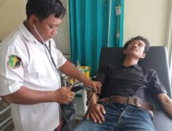 Gerak Cepat Tanpa Menunggu! Sie Dokkes Polres Tulang Bawang Beri Pertolongan Medis Korban Laka Lantas di Jalintim