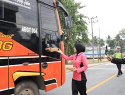 Dari Desa Hingga Jalan Lintas Sumatra, Bhayangkari Tulang Bawang Tebar Cinta Dan Kepedulian