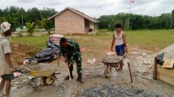 Babinsa 426-01/SP Terjun Langsung Bantu Warga Bangun Rumah di Kabupaten Mesuji