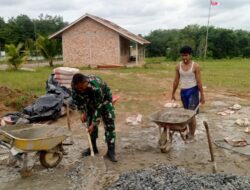Babinsa 426-01/SP Terjun Langsung Bantu Warga Bangun Rumah di Kabupaten Mesuji