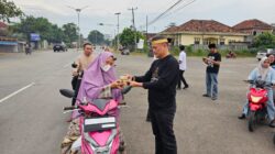 Sat Intelkam Polres Tulang Bawang Barat Bagikan Takjil di Jalan Raya Simpang uluan Nughik Panaragan Jaya