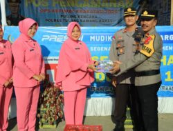 Kunjungi Pospam Islamic Center dan Pulung Kencana Ops Ketupat Krakatau 2026, Wakapolres Bersama Ibu Wakil Ketua Bhayangkari Cabang Tubaba Berikan Bingkisan Kepada Petugas