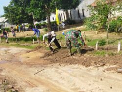 Babinsa Koramil 426-02 Menggala, Sertu Saleh Gotong Royong Bersama Warga Bersihkan Selokan