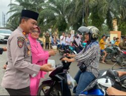 Polsek Tumijajar dan Bhayangkari Berbagi Takjil di Depan Mako,Tebar Kepedulian di Bulan Ramadhan