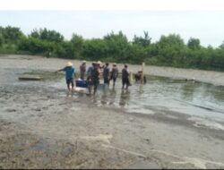 Babinsa 426-03 Rawajitu Terjun Langsung Bersama Petani Bantu Panen Udang