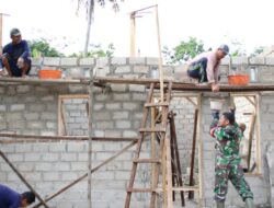 Sinergi TNI dan Rakyat: Babinsa Koramil 426-04 BA Terjun Langsung Bantu Bangun Rumah Warga
