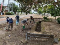 Babinsa 426-05 Penawar Aji Bersama Warga Laksanakan Gotong Royong Pembersihan Parit dan Lingkungan