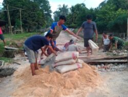 Babinsa 426-04 BA, Laksanakan Gotong Royong Pembangunan Jembatan Bersama Warga