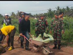 Danramil 426-03 Rawajitu Mayor Arif Affuan Pimpin Gotong Royong Perbaikan Jalan di Rawajitu Selatan