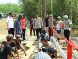 Tumbuhkan Semangat Gotong Royong, Kapolres Tulang Bawang Barat Bersama Warga Perbaiki Jembatan sementara Merah Putih Presisi