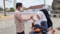 Polsek Tumijajar dan Lambu kibang  Bagikan Masker di Tengah Aktivitas Anak Krakatau, Warga Diimbau Tetap Tenang
