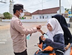 Polsek Tumijajar dan Lambu kibang  Bagikan Masker di Tengah Aktivitas Anak Krakatau, Warga Diimbau Tetap Tenang