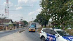 Polres Tulang Bawang Barat Kerahkan Water Canon Bersihkan Abu Vulkanik di Jalan Pasca Erupsi Gunung Anak Krakatau