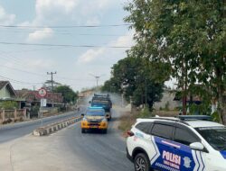 Polres Tulang Bawang Barat Kerahkan Water Canon Bersihkan Abu Vulkanik di Jalan Pasca Erupsi Gunung Anak Krakatau