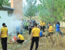 Personel Polres Tulang Bawang Barat Bersihkan Lingkungan Seputaran Mako, Wujudkan Lingkungan Kerja Bersih dan Nyaman